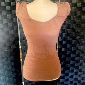 Bebe Poly/Spandex top with mesh cap sleeve